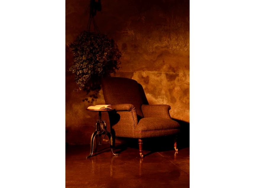 Dalmore chair tetrad harris tweed stof wielen mahonie poten engelse stijl fauteuil