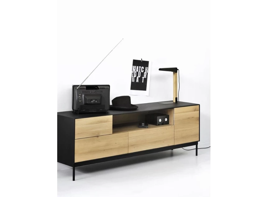 Zijkant sfeerfoto Oak Blackbird TV Cupboard 51473 tv-kast massief eik hout zwart metaal modern design Ethnicraft	