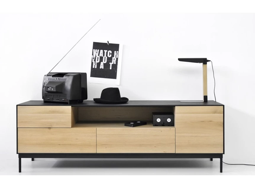Sfeerfoto Oak Blackbird TV Cupboard 51473 tv-kast massief eik hout zwart metaal modern design Ethnicraft	