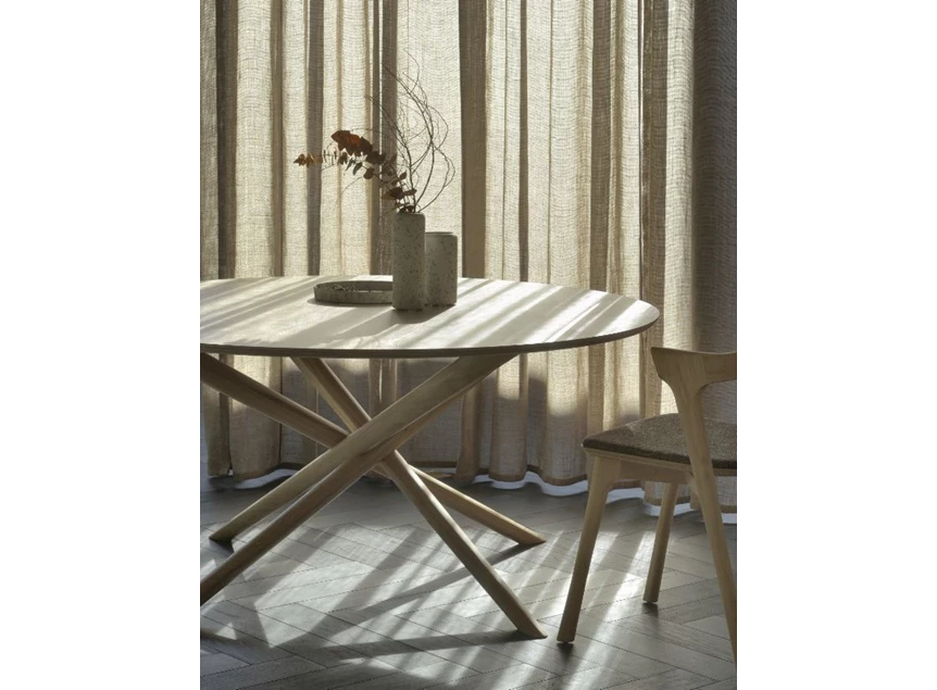Sfeerfoto Oak Mikado Dining Table 50545 eettafel tafel round rond massief eik hout modern design Ethnicraft	