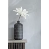 34221 japan fles vaas zwart keramiek witte lijnen mat j-line sfeerbeeld bloem