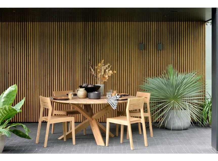 Sfeerfoto Teak Circle Outdoor Dining Table 10280 & chairs Ethnicraft modern design