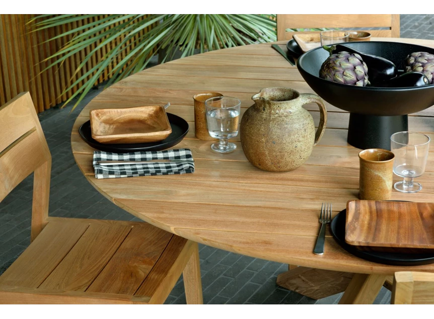 Detail sfeerfoto Teak Circle Outdoor Dining Table 10281 Ethnicraft modern design	