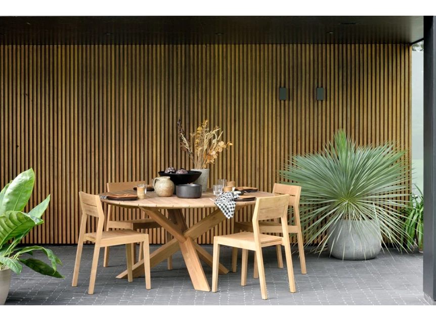 Sfeerfoto Teak EX 1 Outdoor Dining Chair 10285 & table Ethnicraft modern design