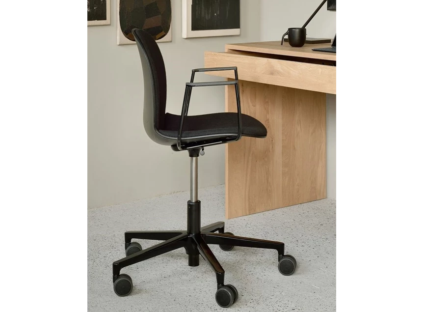 Inzoom sfeerfoto RBM Noor Office Chair Black 26015 Ethnicraft modern design