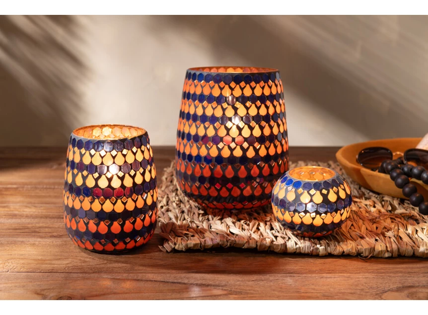 Theelichthouder- druppel mozaiek- glas- oranje/blauw- smal- sfeerbeeld