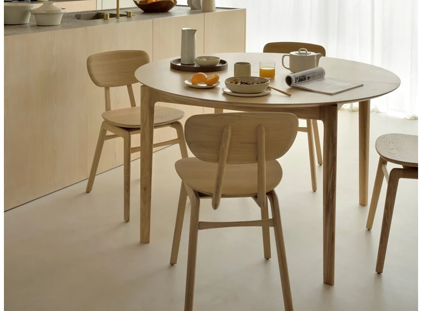 Sfeerfoto Oak Bok Round Extendable Dining Table 51527 Ethnicraft modern design