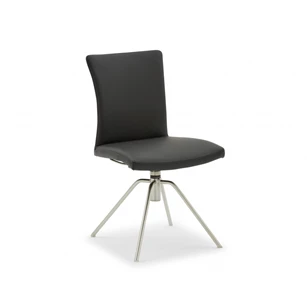 Helmond - 6700 stoel in leder schuin vooraanzicht - vanaf 639 euro.jpg