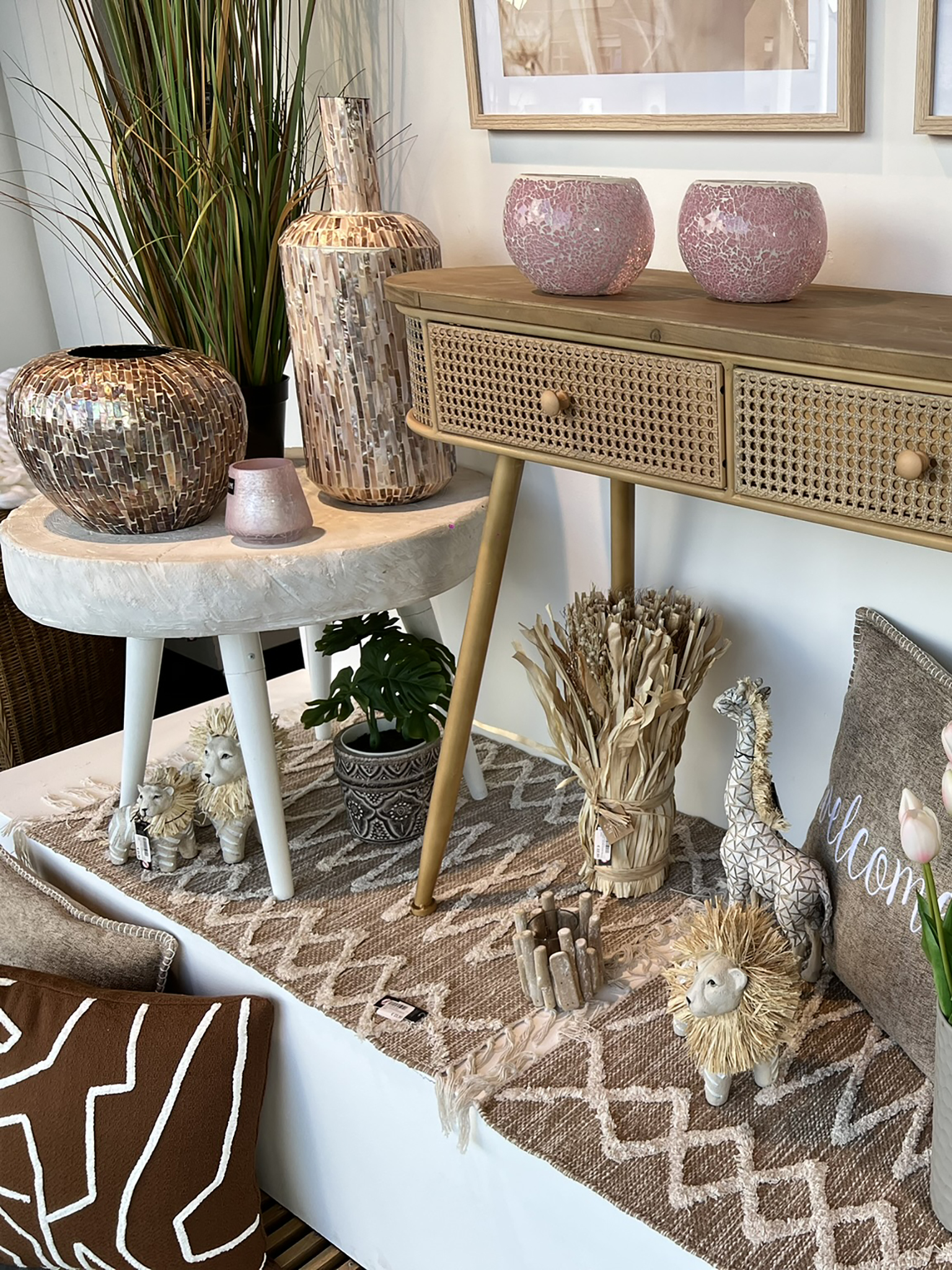 Houten console met pastelkleurige decoratie