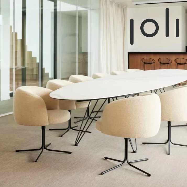 Wire Majestic tafel van Joli in vergaderruimte