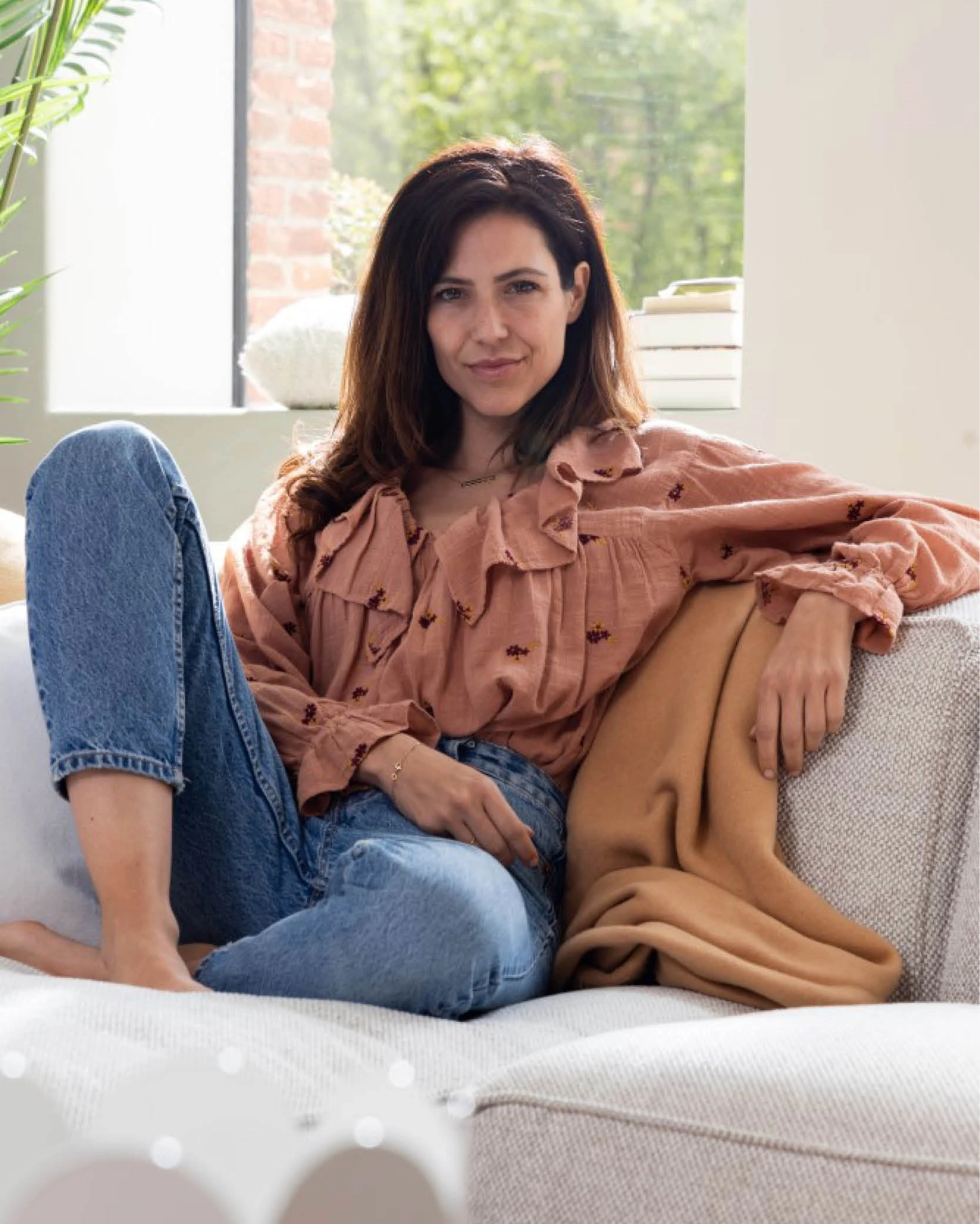 Vrouw in salon Lawson van Cartel Living